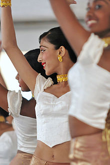 Lankan girl dance sinhala song