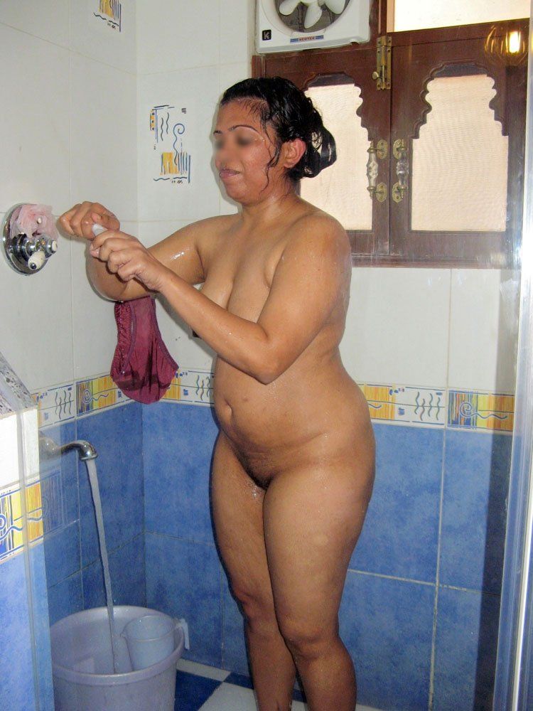 Roma reccomend woman nude shower