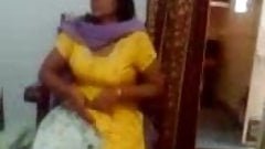 Northindian Aunty Show her Huge Boobs and doing Hanjob to her Boos.