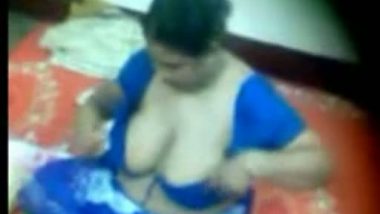 Banjo H. recomended srilankan aunty exposed her boobs