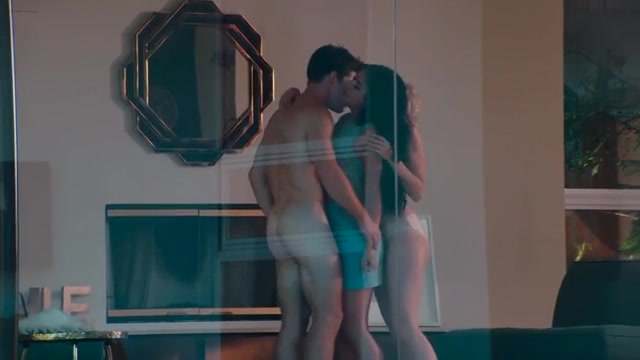 Apple reccomend threesome sex scene from secret